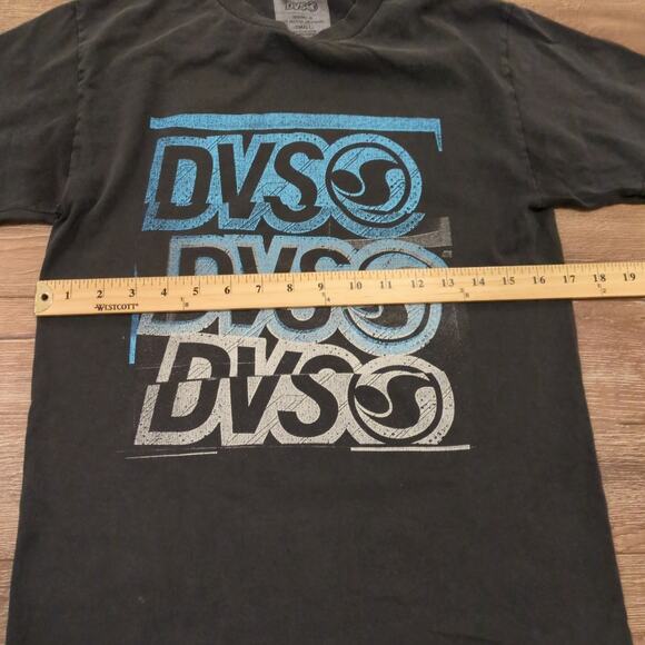 Y2K DVS Youth Small Shirt Skate Punk Grunge Spellout Logo Surf Faded Distressed - Picture 4 of 6